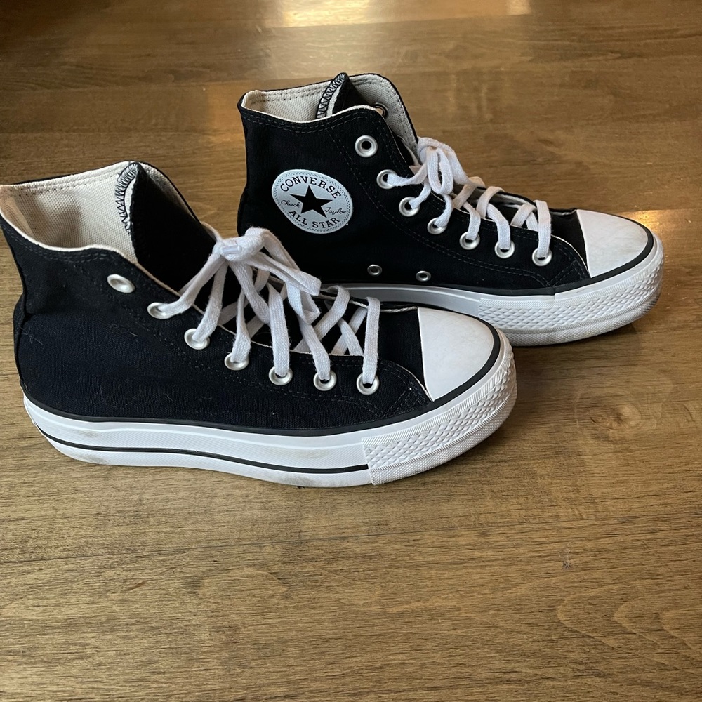 Black and white converse Chuck Taylor shoes 6.5